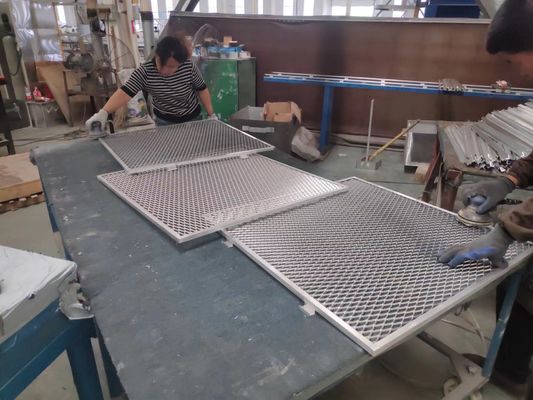 Kapalı Güvenlik Çiti İçin Toz Boyalı Renkli Elmas Hasır Yükseltilmiş Galvanizli Genişletilmiş Metal