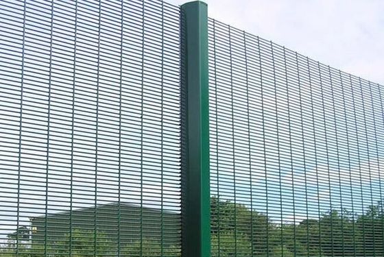 4.0mm Yeşil Sıcak Daldırma Galvanizli Kaynaklı Tel Örgü Çit