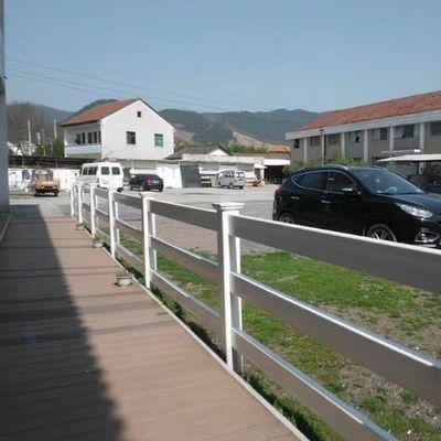 Dışarıdaki Vinil Çit 1,5*2,5m Beyaz Renkli Plastik PVC Demiryolu Çit