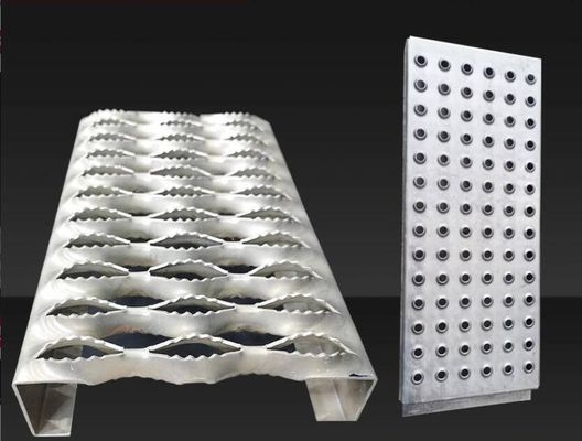 Güvenlik Yürüyüş Yolu için Galvanizli Delikli Sac Metal Örgü Paneller