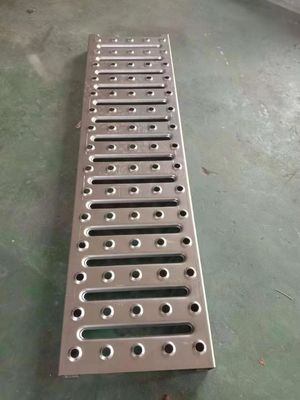 Güvenlik Yürüyüş Yolu için Galvanizli Delikli Sac Metal Örgü Paneller