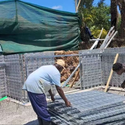 Afrika'daki yüzme havuzu inşaatında beton kalıplama için galvanizli çelik Hy Rib Mesh