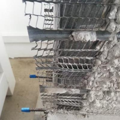 Afrika'daki yüzme havuzu inşaatında beton kalıplama için galvanizli çelik Hy Rib Mesh