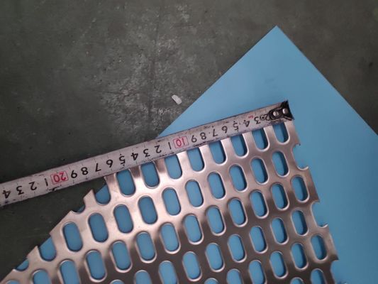 0.7mm 1mm 2mm Alüminyum Galvanizli Paslanmaz Çelik Perforasyonlu Metal Özel Delik Tasarımı