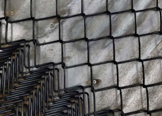 Spor sahaları için PVC kaplı siyah galvanizli zincir bağlantı çitleri