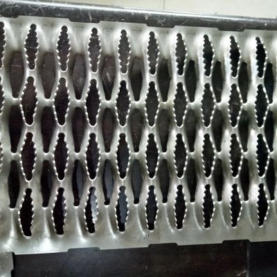 Galvanizli Çelik Kaydırmaz Güvenlik Izgarası Elmas Delikli Yürüyüş Yolu Plakası