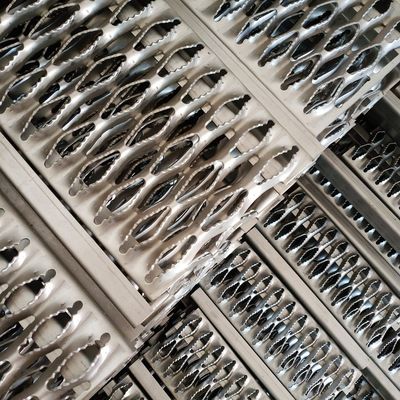 Galvanizli Çelik Kaydırmaz Güvenlik Izgarası Elmas Delikli Yürüyüş Yolu Plakası