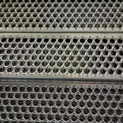 Yuvarlak Delikler Galvanizli Çelik Tahta Izgara Delikli Korozyon Önleyici