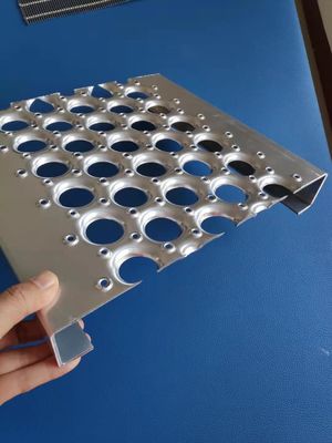 Çatı Güvenliği Geçit Çelik 1.5mm Kavrama Dikme Izgarası Dış Mekan Kaymaz Delik O Şekli