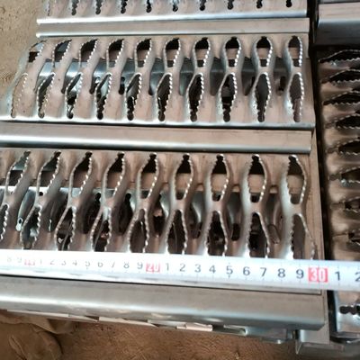 Kaymaz Kavrama Dikme Güvenlik Izgarası Elmas Delik Galvanizli Çelik 10 Ayar Geçit Tahtası